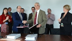 Ensa's Managing Director Rafael Trivino and ITER Director-General Osamu Motojima at the signing ceremony last week. (Click to view larger version...)