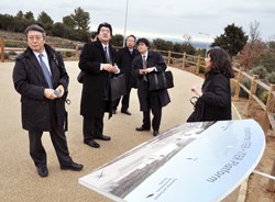 Japanese visitors listen to explanations provided by Anaïs Padilla of the Joint Visit Team. (Click to view larger version...)