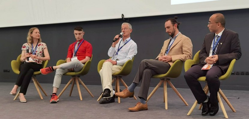 Pendant l'atelier ITER-secteur privé sur la fusion qui s'est tenu au mois de mai au siège d'ITER Organization, une table ronde sur les tokamaks animée par Melanie Windridge (Fusion Energy Insights) a réuni, en partant de la gauche : Alex Creely, directeur de l'exploitation des tokamaks chez Commonwealth Fusion Systems, David Kingham, vice-président exécutif de Tokamak Energy, David Weisberg, responsable scientifique chez General Atomics, et Minsheng Liu, président de l'ENN Energy Research Institute. (Click to view larger version...)