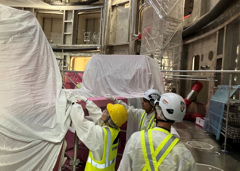 Dans le cadre d'un projet « d'ingénierie de la propreté », l'équipe installe des bâches textiles de protection dans le puits d'assemblage du tokamak. (Click to view larger version...)